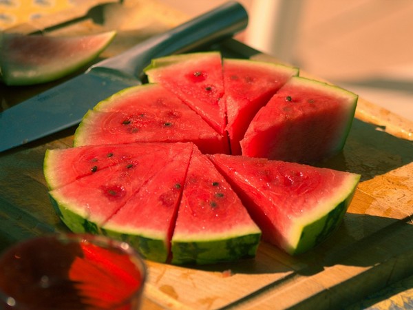 schijfjes watermeloen met een glas watermeloensap – natuurlijk erectiemiddel 